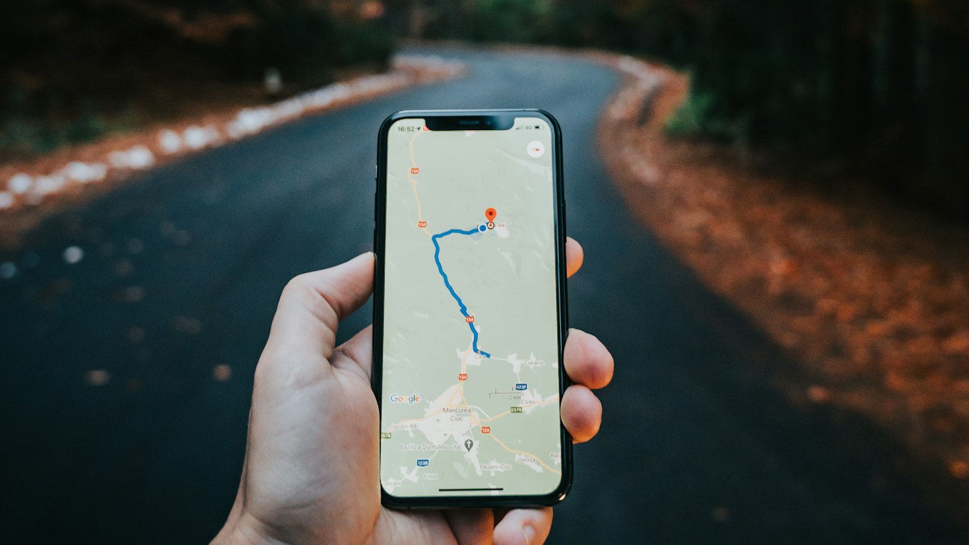 Como funciona um rastreador veicular: do satélite ao seu celular