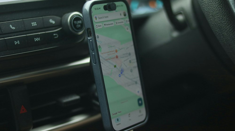 Mapa do veículo no celular, preso ao painel do carro